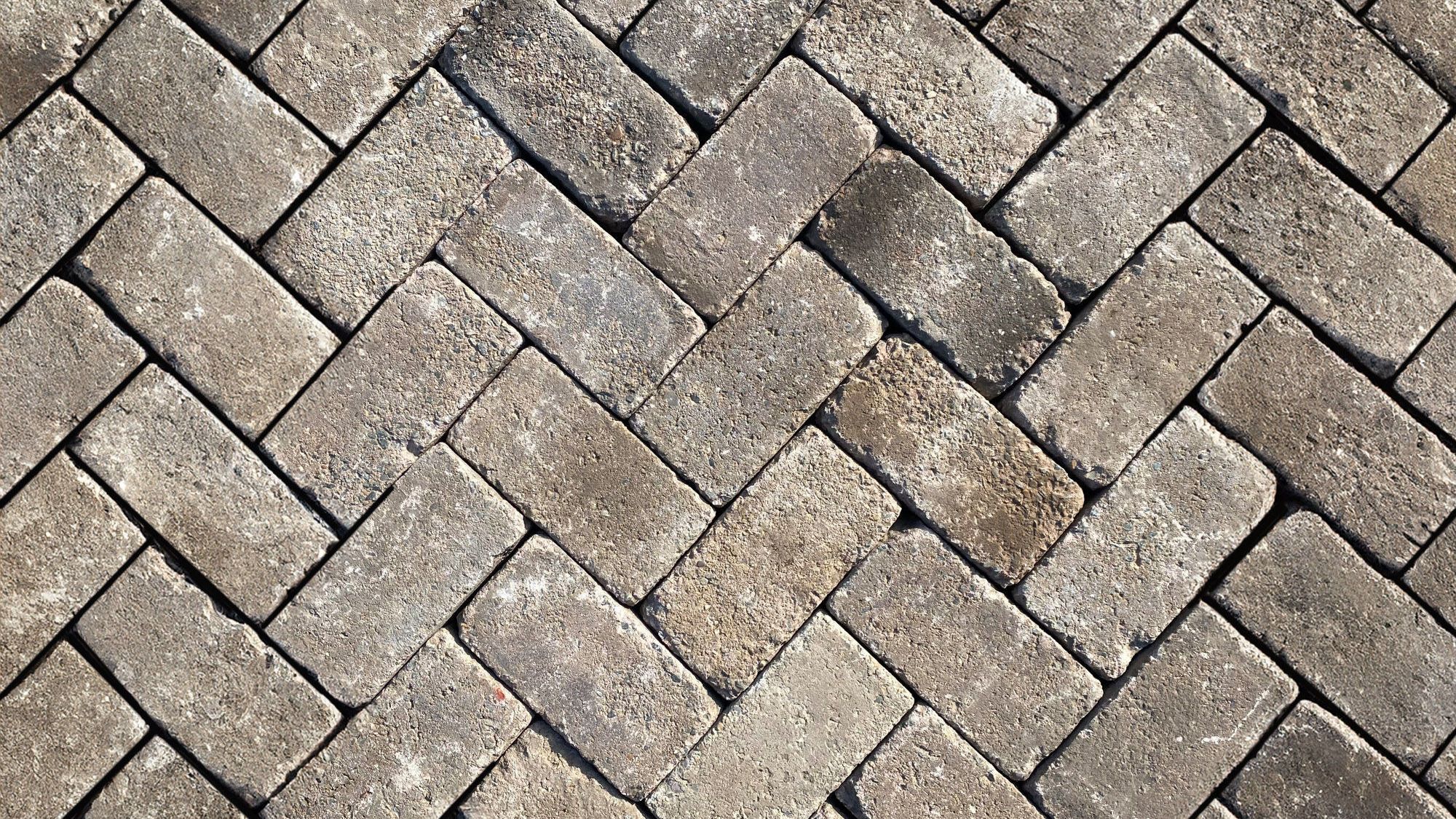 Gebruikte beton keiformaat 7cm gebruikt rood/paars (op pallet)
